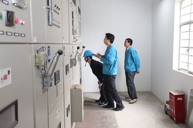 檢查配電柜電力電容器的運行狀態(tài)
