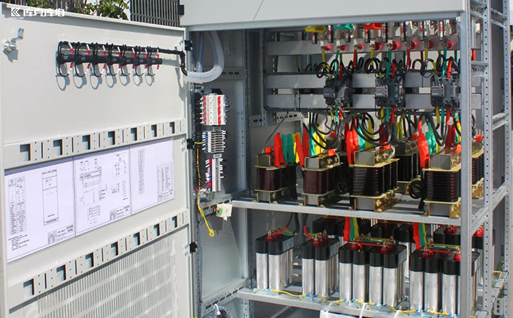 電容器兩極板電荷量一定相等嗎